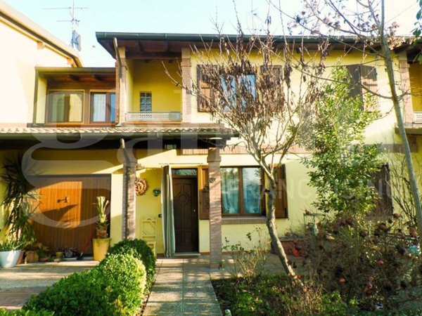 casa indipendente in vendita a Cento in zona Alberone