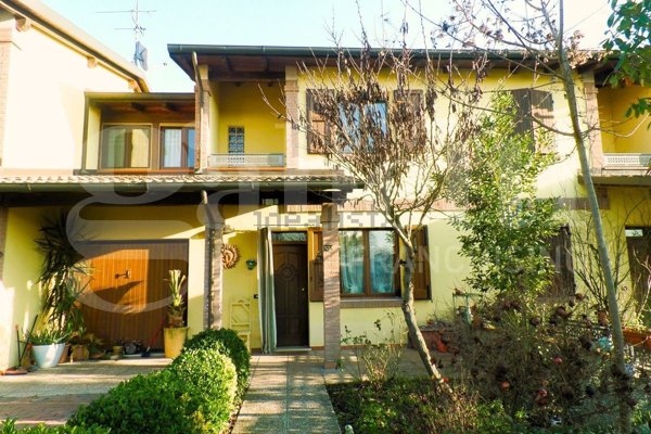 casa indipendente in vendita a Cento in zona Alberone