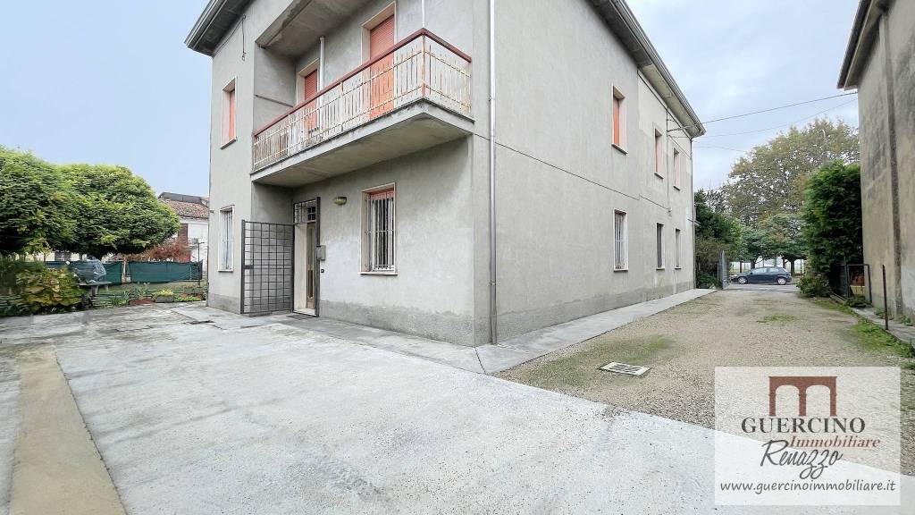 appartamento in vendita a Cento in zona Corporeno