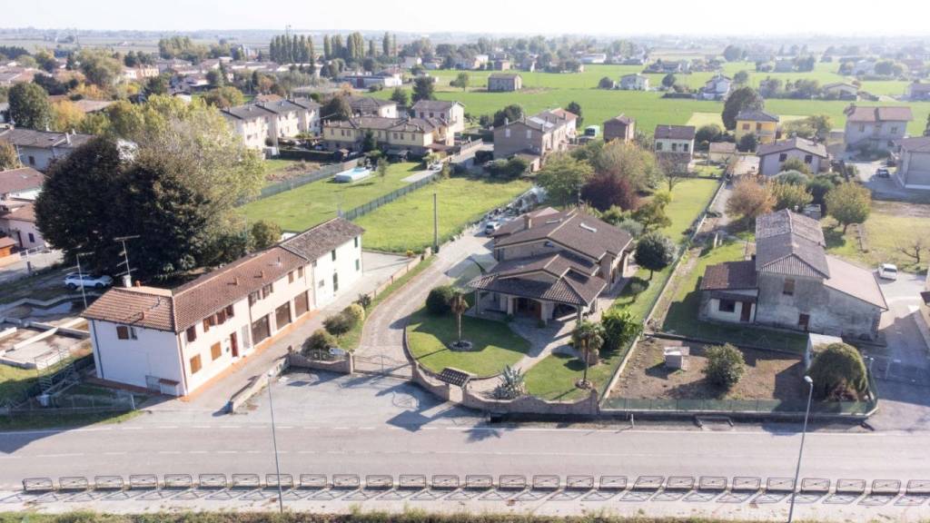 casa indipendente in vendita a Cento