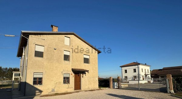casa indipendente in vendita a Cento in zona XII Morelli