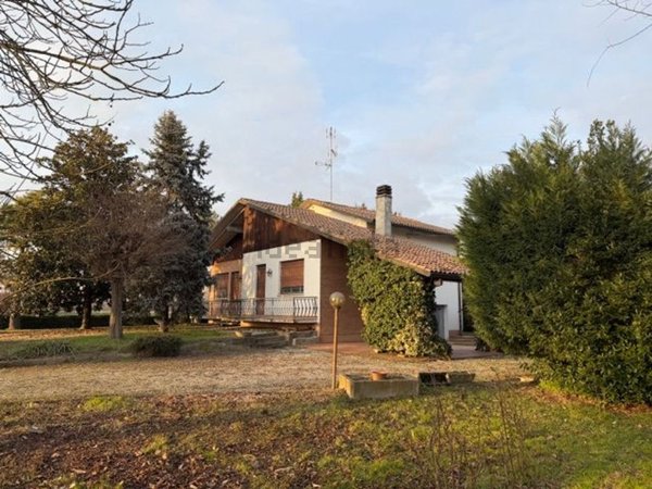casa indipendente in vendita a Cento