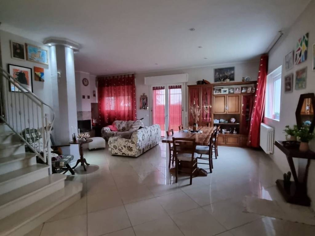 casa indipendente in vendita a Cento