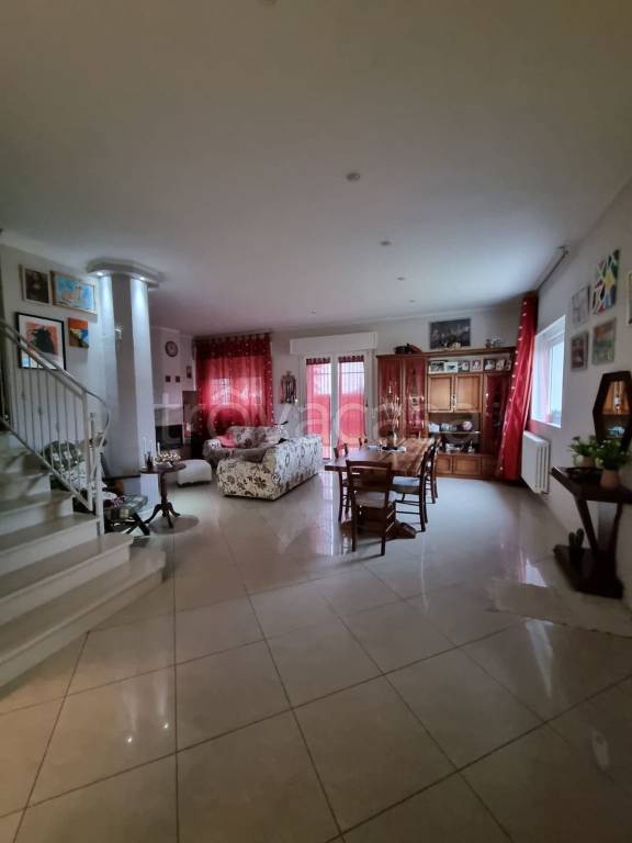 casa indipendente in vendita a Cento