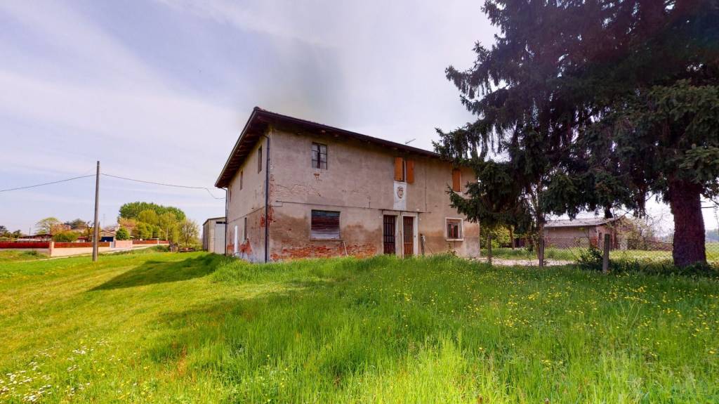 casa indipendente in vendita a Cento