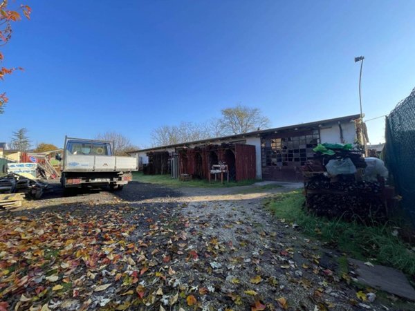 locale commerciale in vendita a Cento in zona XII Morelli