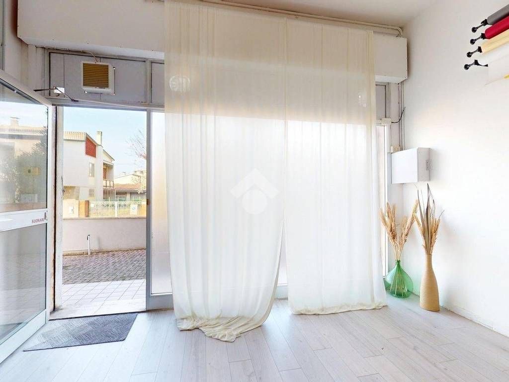 negozio in vendita a Cento