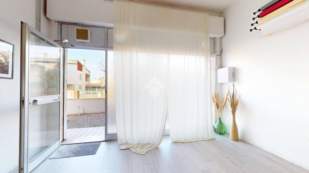 negozio in vendita a Cento