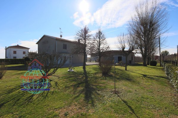 casa indipendente in vendita a Cento in zona XII Morelli