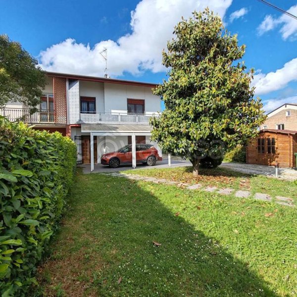 casa indipendente in vendita a Cento
