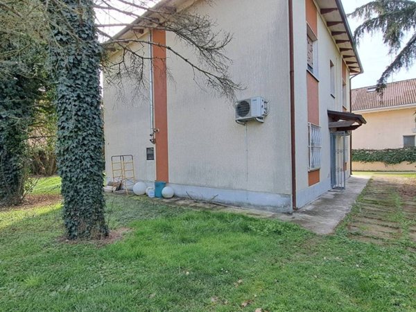 casa indipendente in vendita a Cento