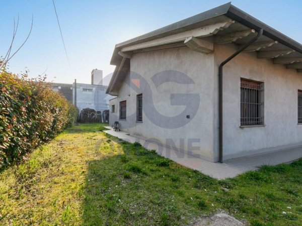 casa indipendente in vendita a Cento