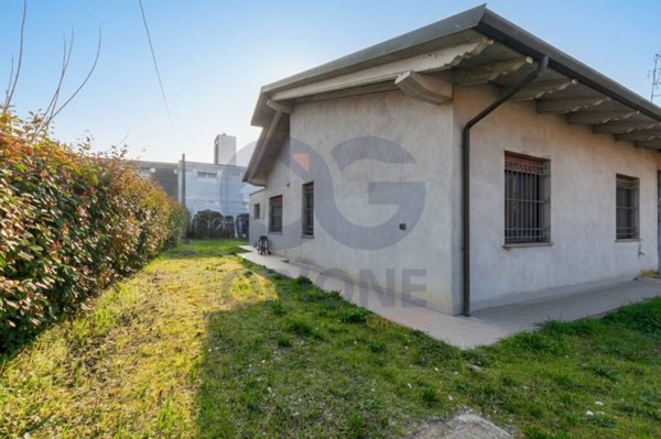 casa indipendente in vendita a Cento