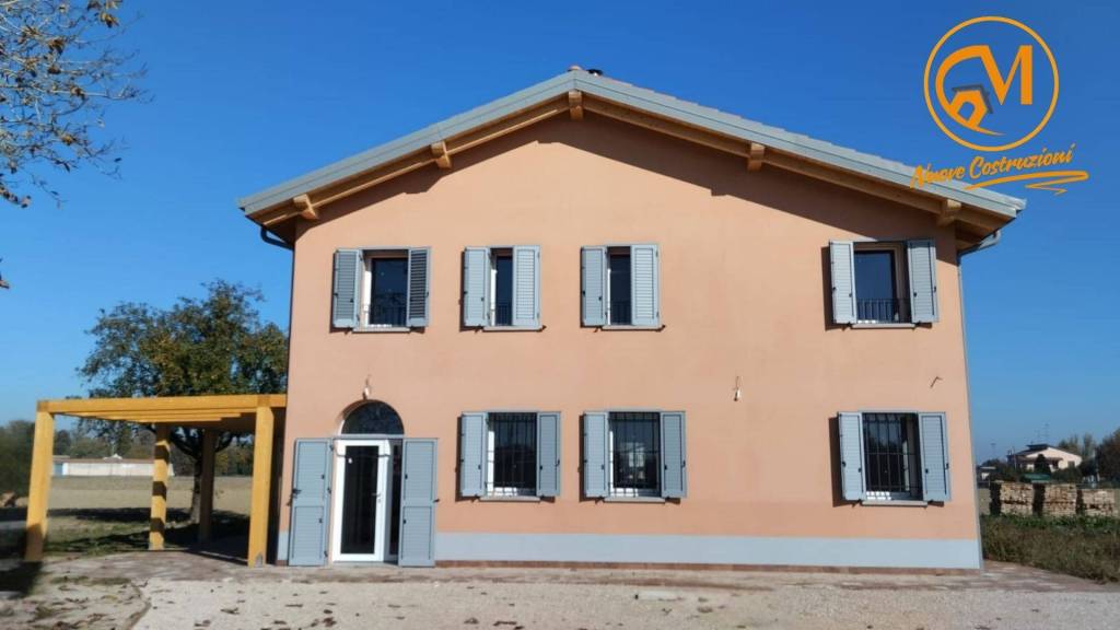 casa indipendente in vendita a Cento in zona Alberone