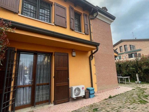 casa indipendente in vendita a Cento