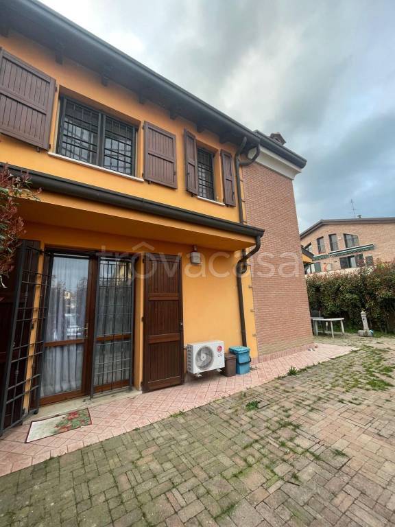 casa indipendente in vendita a Cento