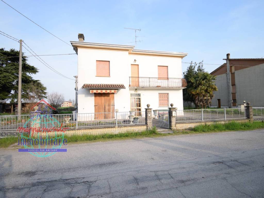casa indipendente in vendita a Cento in zona XII Morelli