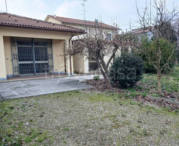 casa indipendente in vendita a Cento