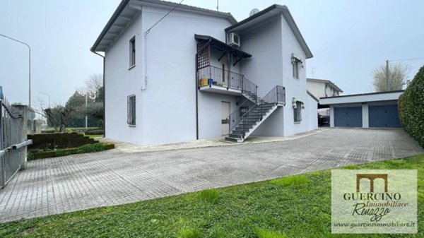casa indipendente in vendita a Cento in zona Reno Centese