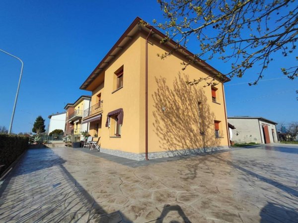 casa indipendente in vendita a Cento in zona Buonacompra
