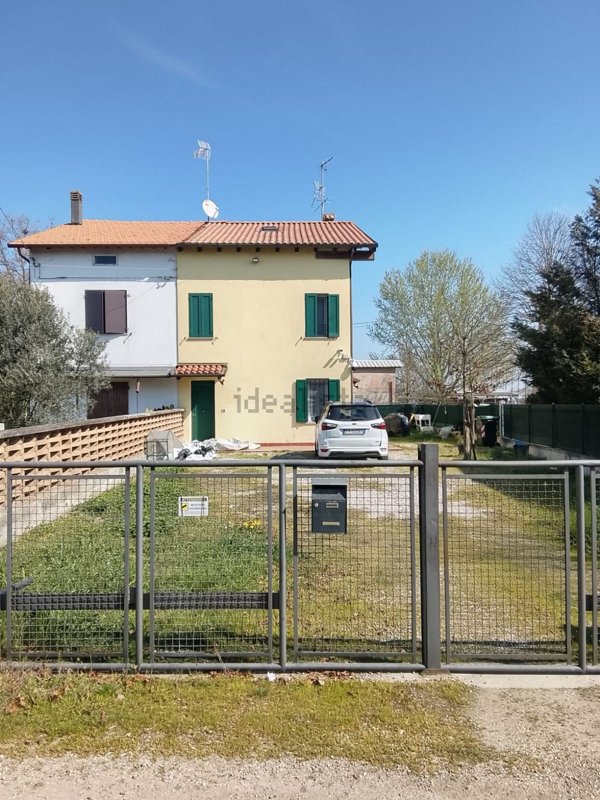 appartamento in vendita a Cento in zona Corporeno