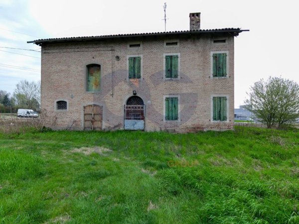 casa indipendente in vendita a Cento