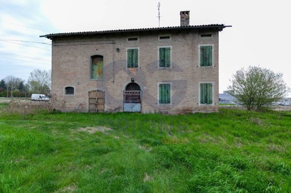 casale in vendita a Cento
