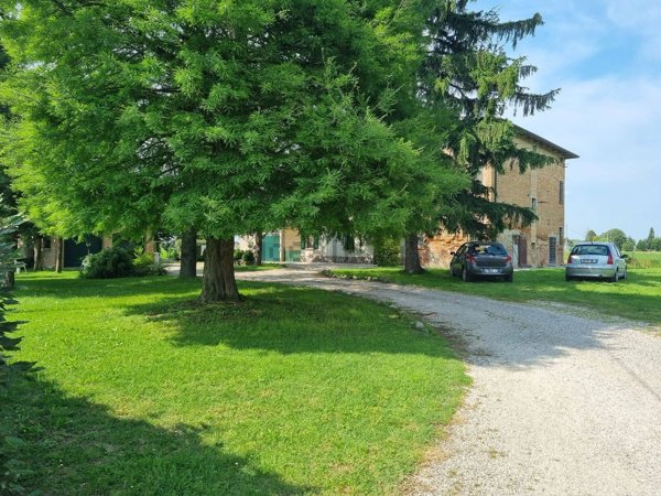 casa indipendente in vendita a Cento in zona Buonacompra