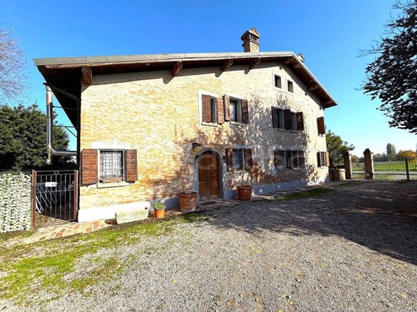 casa indipendente in vendita a Cento in zona Renazzo