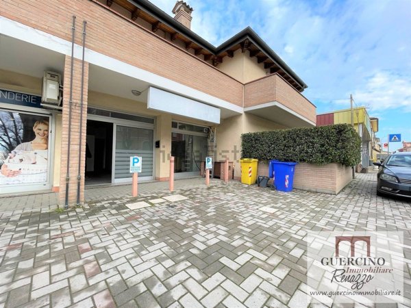 negozio in vendita a Cento in zona Renazzo