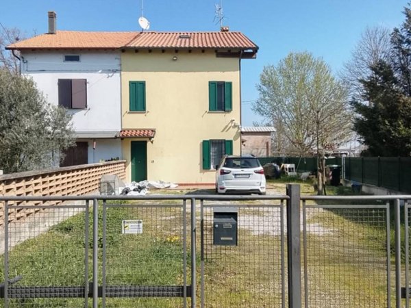 appartamento in vendita a Cento in zona Corporeno