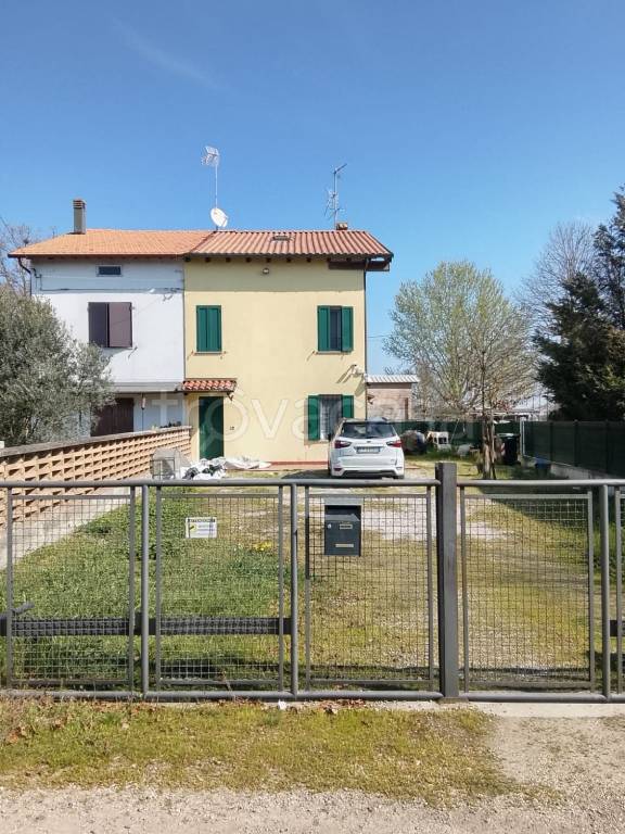 appartamento in vendita a Cento in zona Corporeno