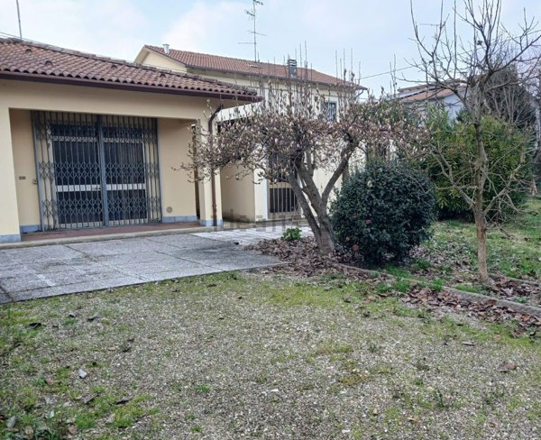 casa indipendente in vendita a Cento