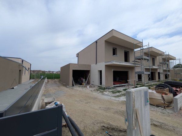 casa indipendente in vendita a Cento