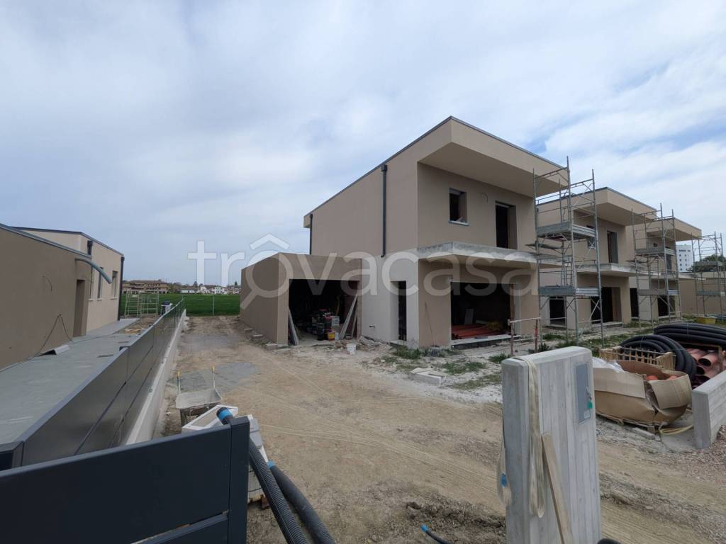 casa indipendente in vendita a Cento