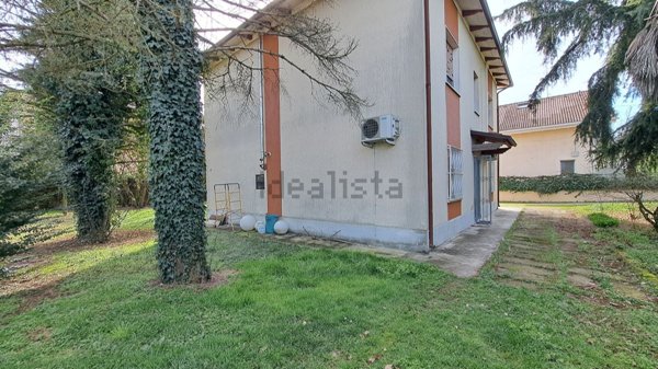casa indipendente in vendita a Cento