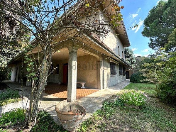 casa indipendente in vendita a Cento