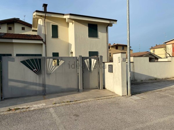 casa indipendente in vendita a Cento