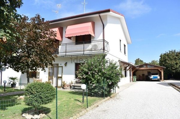 casa indipendente in vendita a Cento