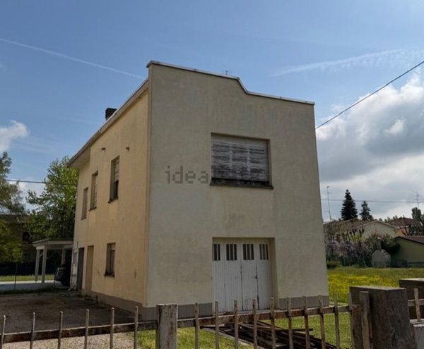 casa indipendente in vendita a Cento