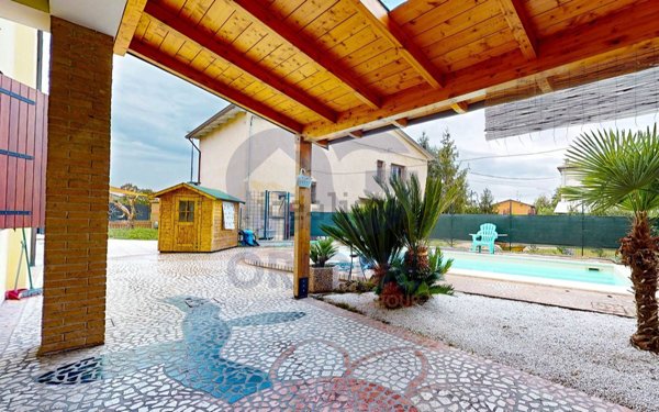 casa indipendente in vendita a Cento in zona Pilastrello