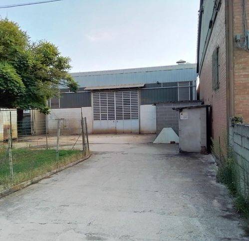 locale commerciale in vendita a Cento