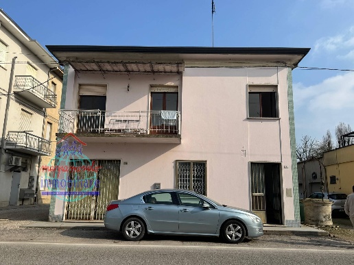 casa indipendente in vendita a Cento in zona Casumaro