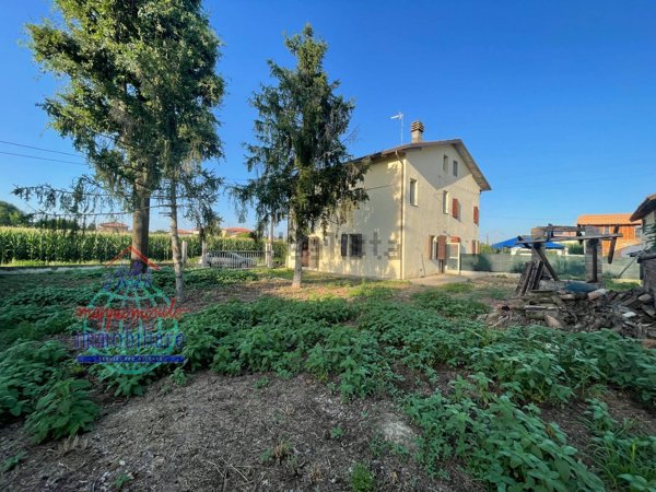 casa indipendente in vendita a Cento in zona XII Morelli