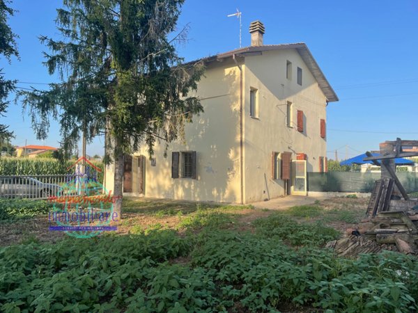casa indipendente in vendita a Cento in zona XII Morelli