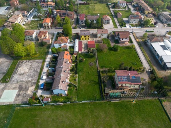 casa indipendente in vendita a Cento