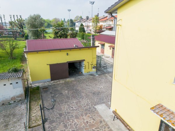 casa indipendente in vendita a Cento in zona Alberone