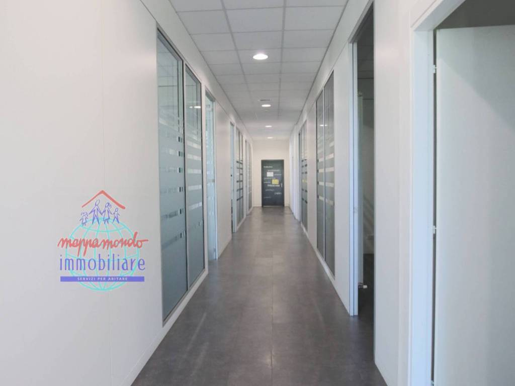 locale commerciale in vendita a Cento