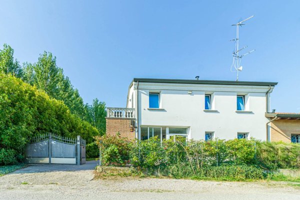 casa indipendente in vendita a Cento in zona Buonacompra