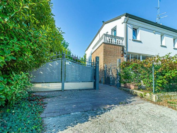 casa indipendente in vendita a Cento in zona Buonacompra